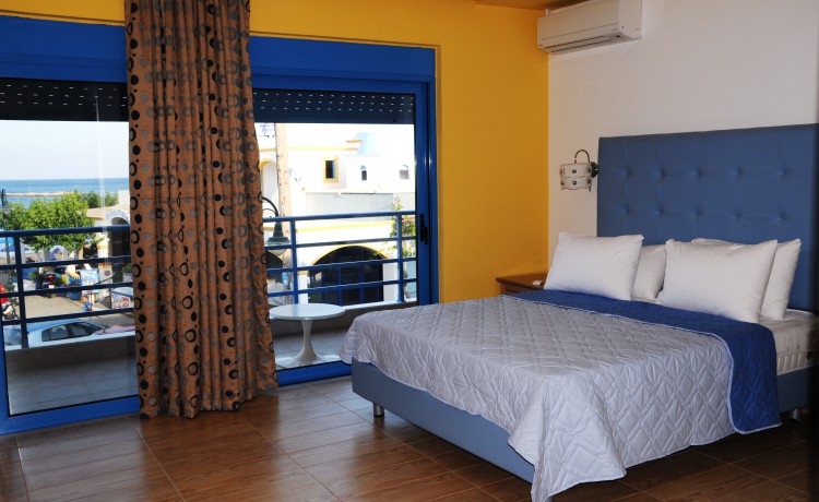Double Bed room with sea view bed